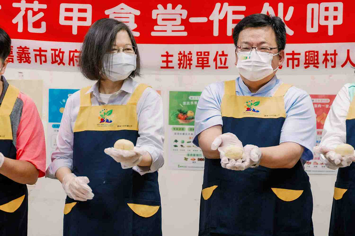 蔡英文總統與嘉義市長候選人李俊俋到興村花甲食堂實際體驗手作饅頭。