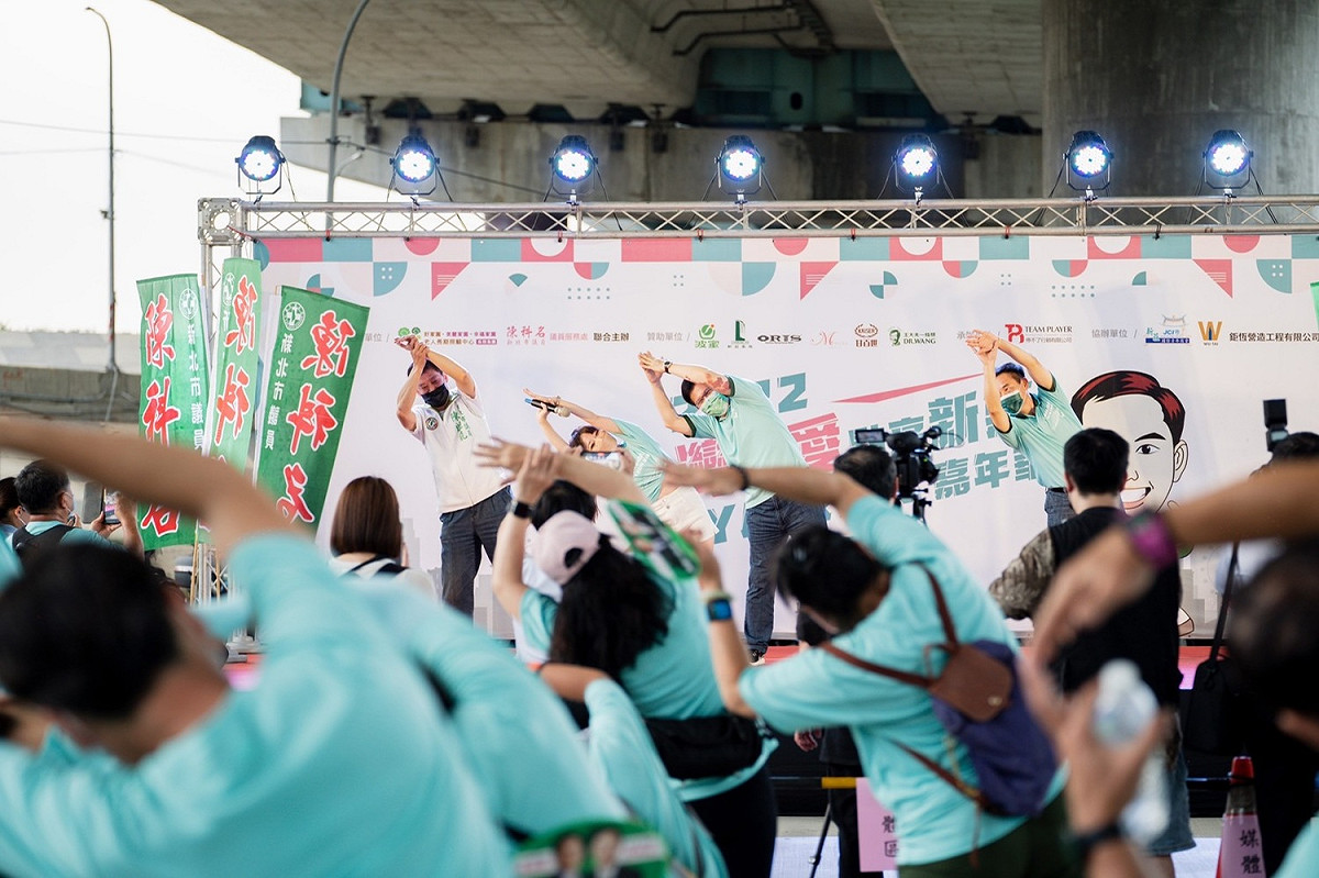 游錫堃、林佳龍等人在路跑開幕式結束後，帶選手做熱身操。 圖：林佳龍競辦提供
