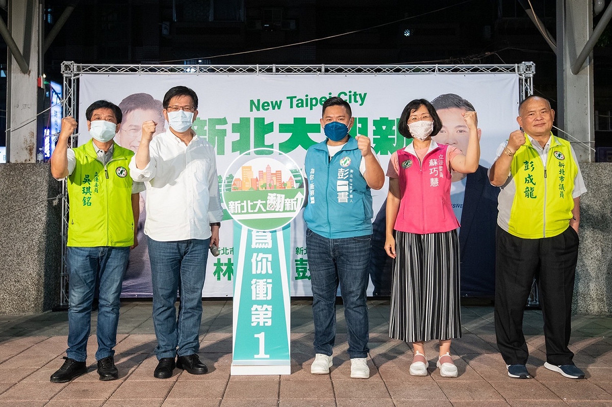 「新北大翻新、議員逗陣拚」座談會今晚在土城延和廣場登場，林佳龍偕在地民代登場。 圖：林佳龍競辦提供