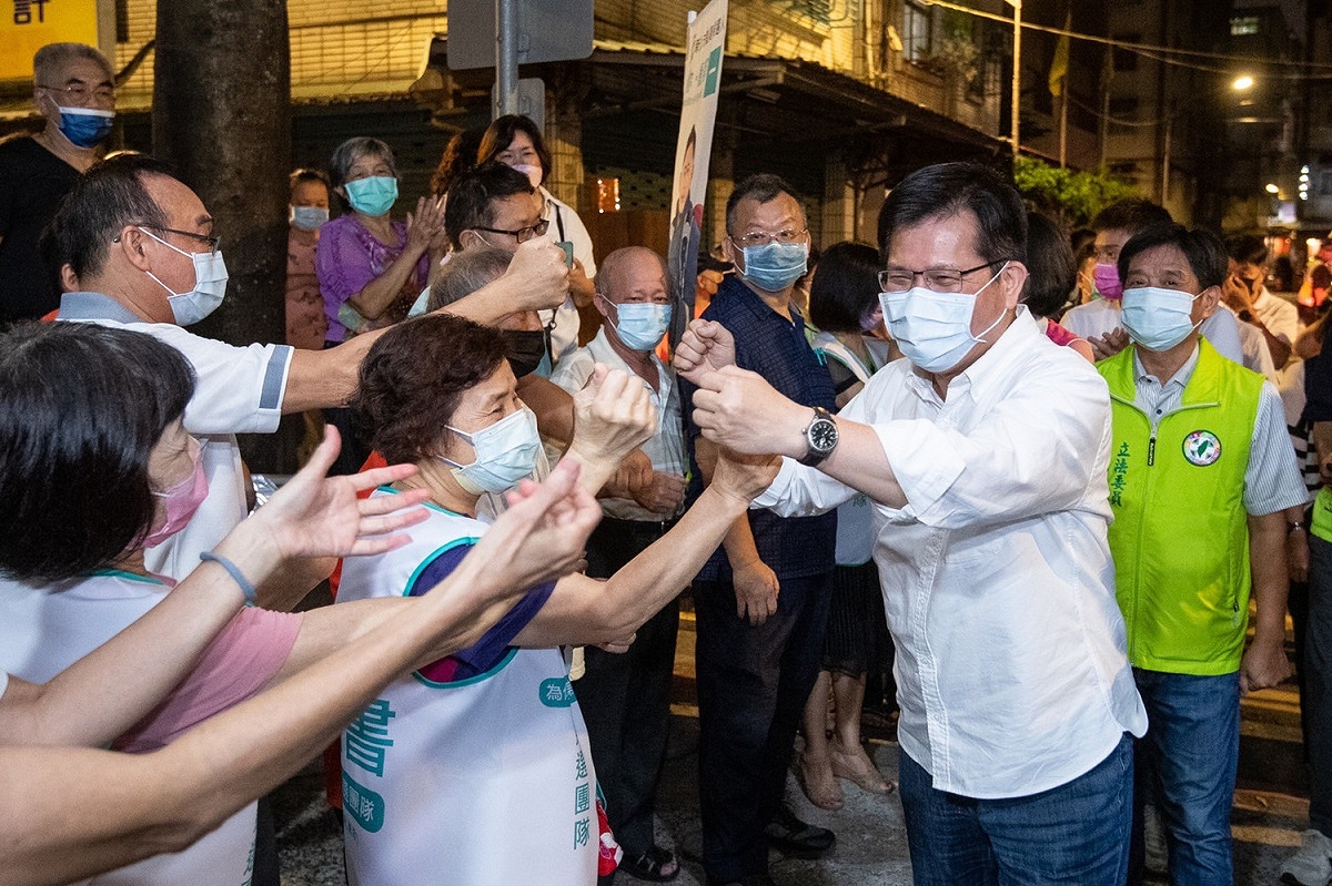 「新北大翻新、議員逗陣拚」座談會今晚在土城、三峽接連登場，林佳龍與入場民眾熱情打招呼。 圖：林佳龍競辦提供