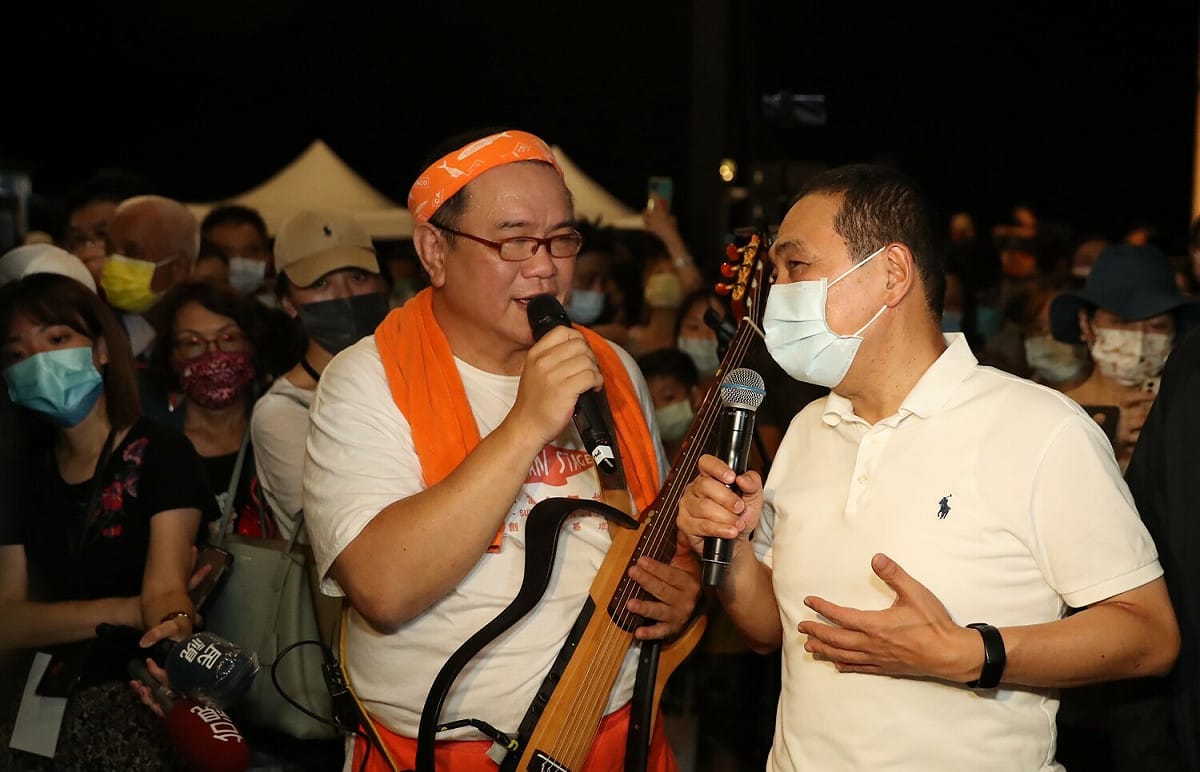 侯友宜與阿炮師談起幾年曾來到漁人舞台欣賞演出，漁人舞台是國內獨一無二的音樂舞台，希望讓更多年輕人站上舞台。
