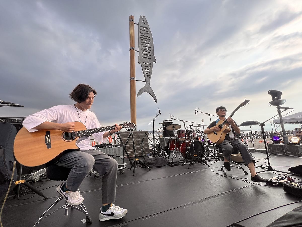 Woody Woody沒有人聲的雙吉他演奏，最適合夕陽下的漁人舞台。