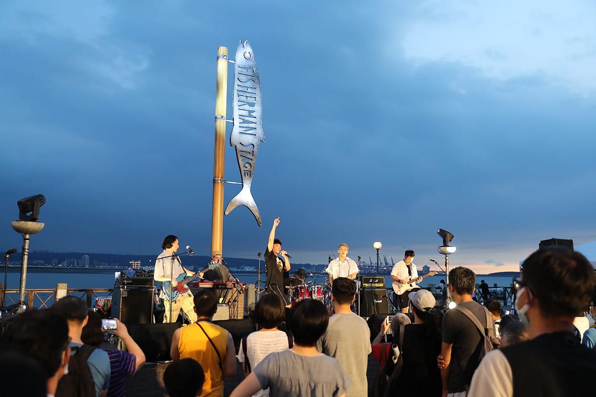 拿下海洋音樂祭海洋之星的丘與樂，擅長撼動舞台的他們讓民眾跟著音樂搖擺。