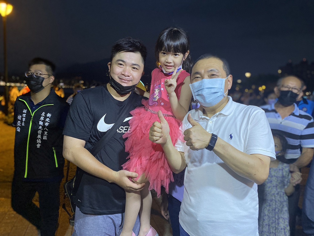 侯友宜邀請民眾一起來八里許下願望。