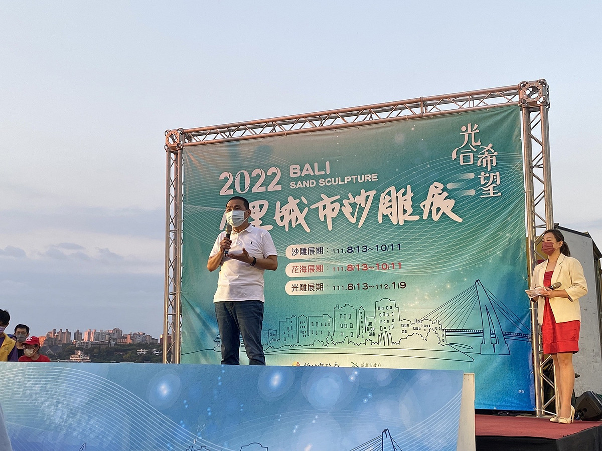 侯友宜表示，今年沙雕以「光合希望」為主題，邀請民眾一起來八里許下願望。