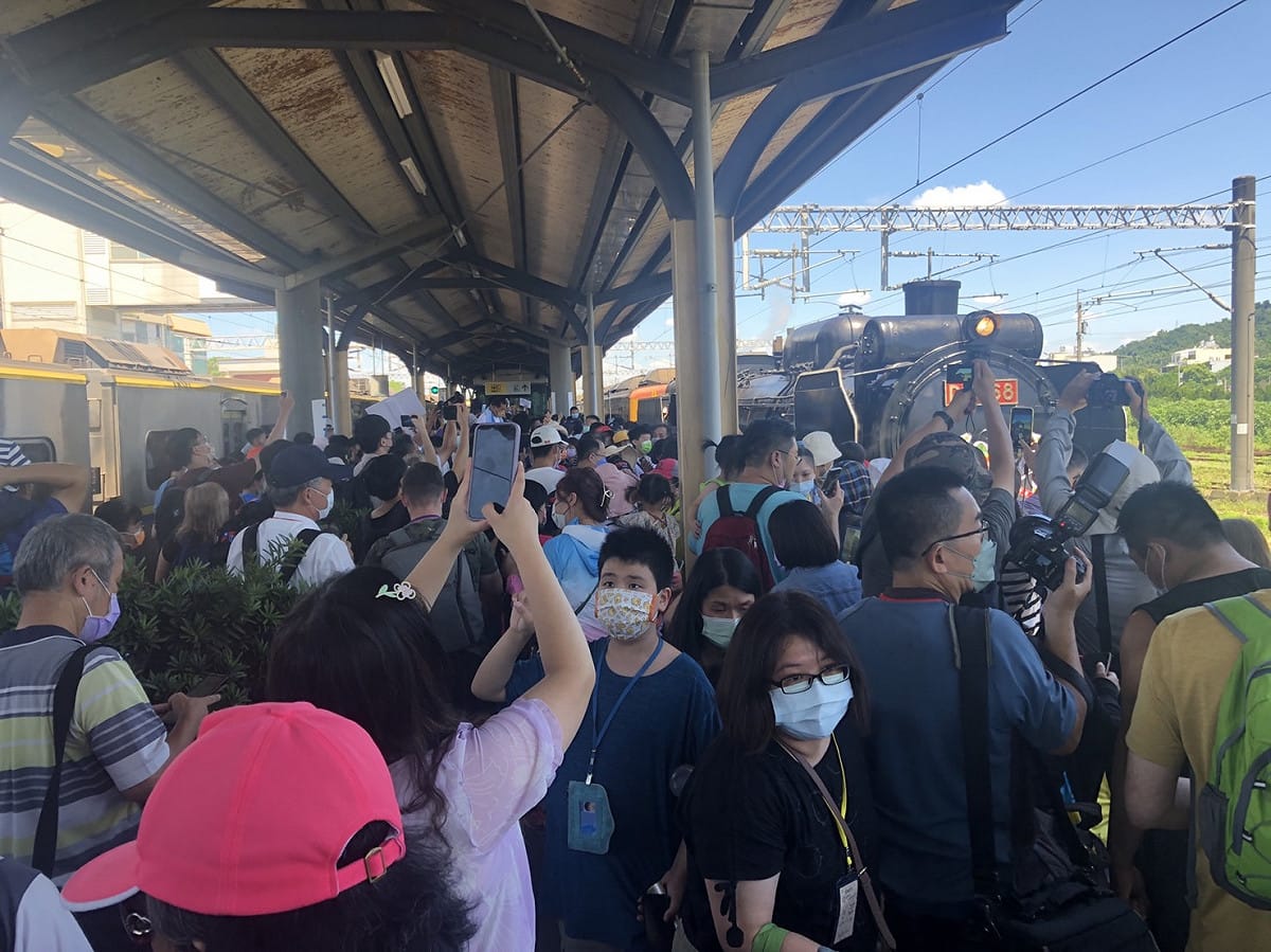 蒸汽火車頭重現二水站，吸引鐵道迷搶拍。