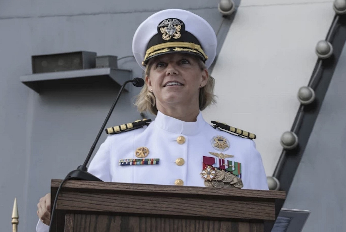 美國海軍「林肯號」航空母艦艦長鮑恩施密特（Amy Bauernschmidt）。 圖：翻攝自推特
