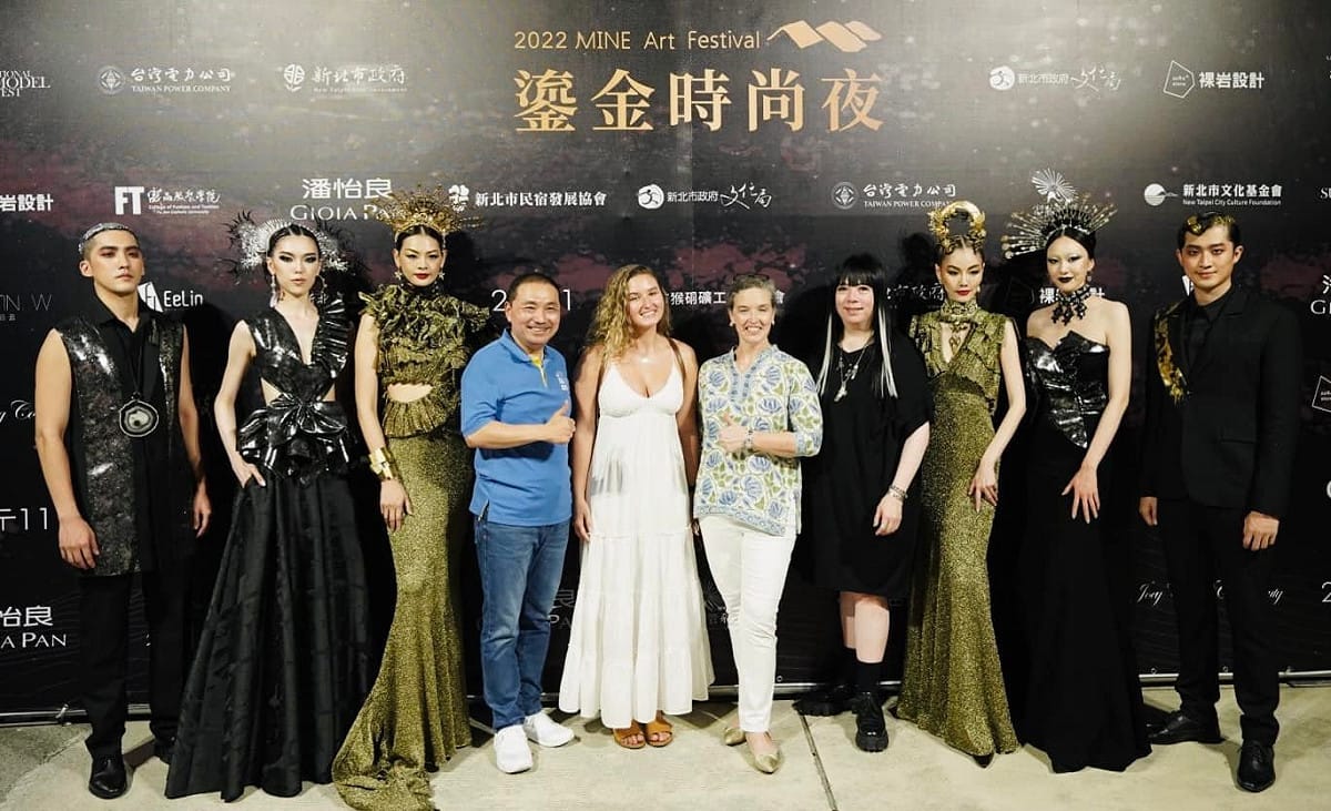 侯友宜上傳和美國在台協會 ( AIT ) 處長孫曉雅(右五)出席活動的合照。 圖：翻攝自侯友宜臉書