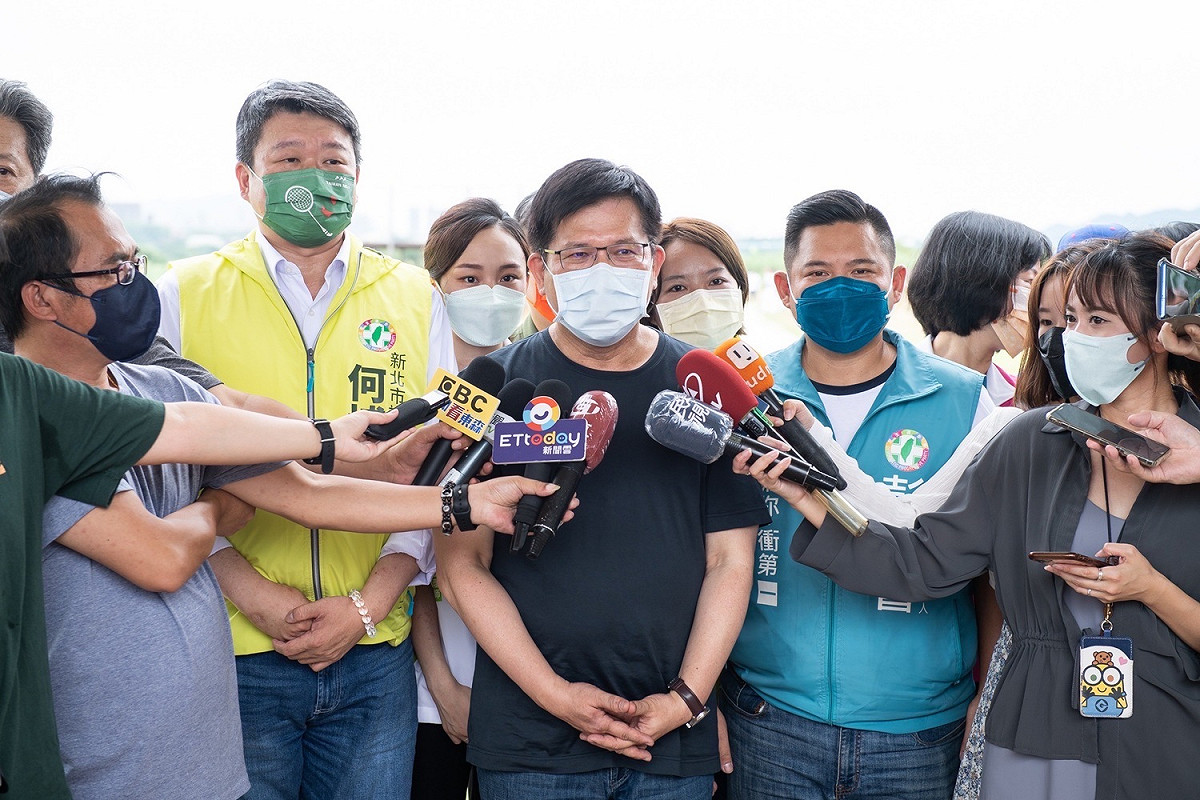 媒體問及侯友宜臉書貼出和 AIT 處長孫曉雅同台的照片，林佳龍則指出新北是台灣最大城市，可推廣城市外交，與駐台代表見面是正常的事情。 圖：林佳龍競辦提供