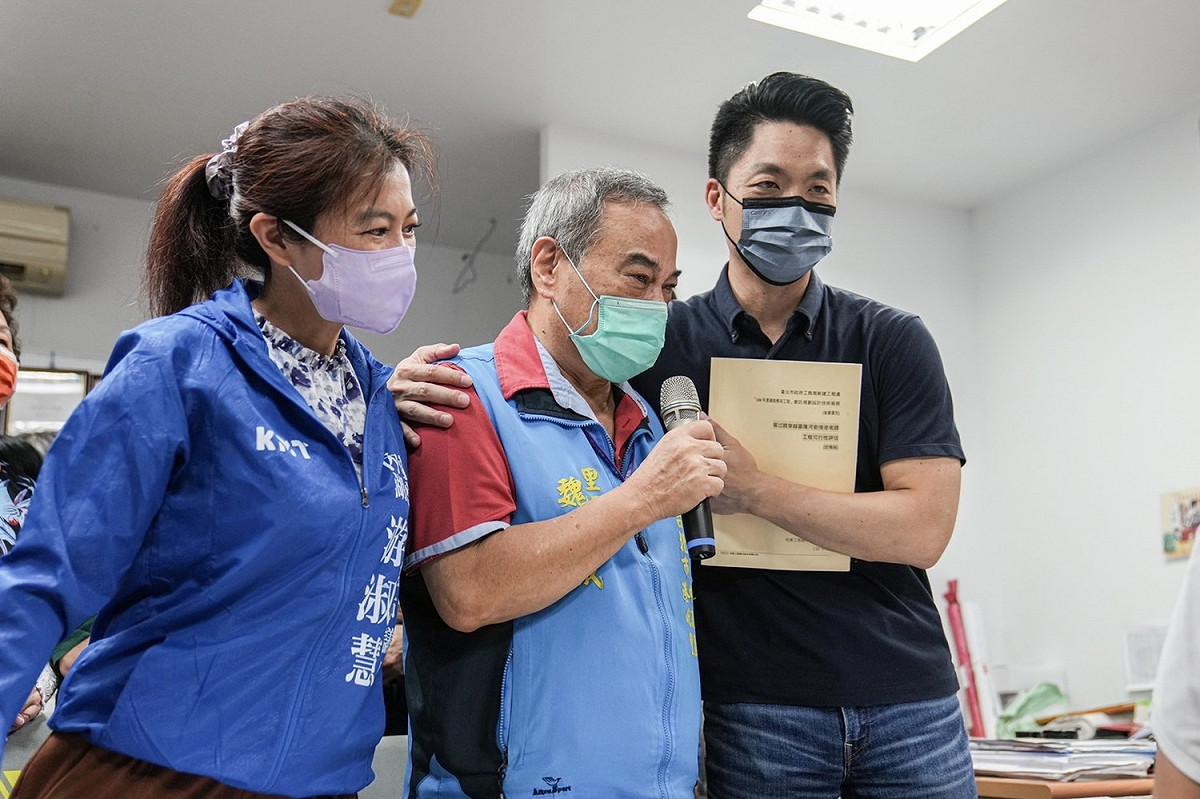 國民黨台北市長參選人蔣萬安今向內湖港墘里里長魏景城請益。 圖：蔣萬安競選團隊 / 提供