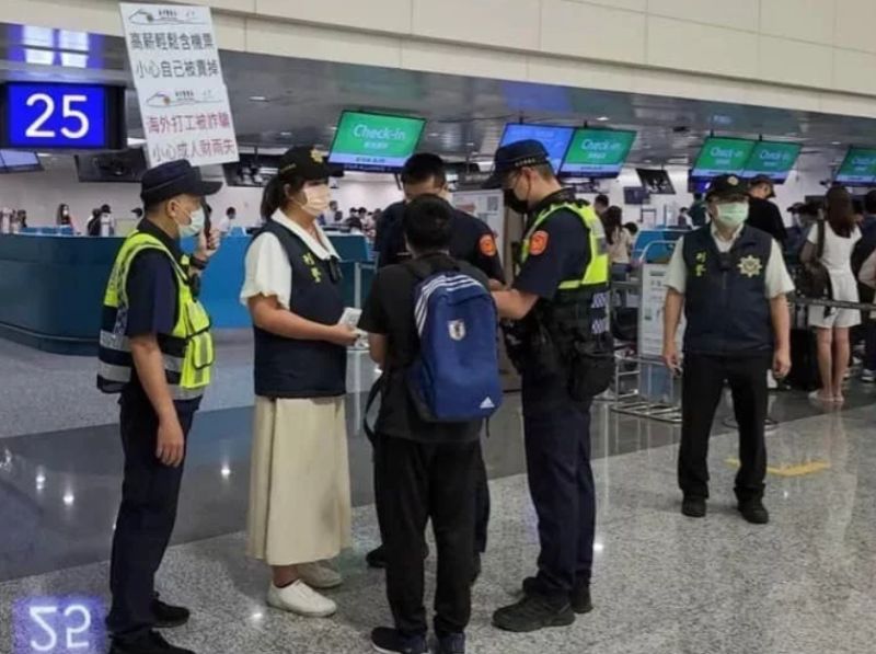 因應近期大量柬埔寨詐騙案，航警局人員在機場櫃台舉牌勸阻國人赴柬埔寨。 圖：翻攝畫面