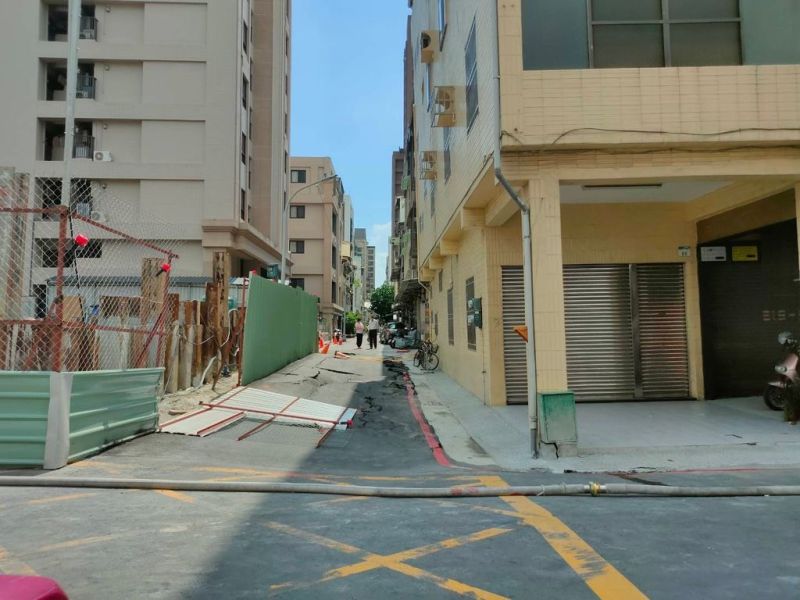 高雄市前金區自強一路83巷，今（14）日下午傳出路面塌陷的事故，警察到場交管，周圍民眾緊急撤離。 圖：翻攝畫面