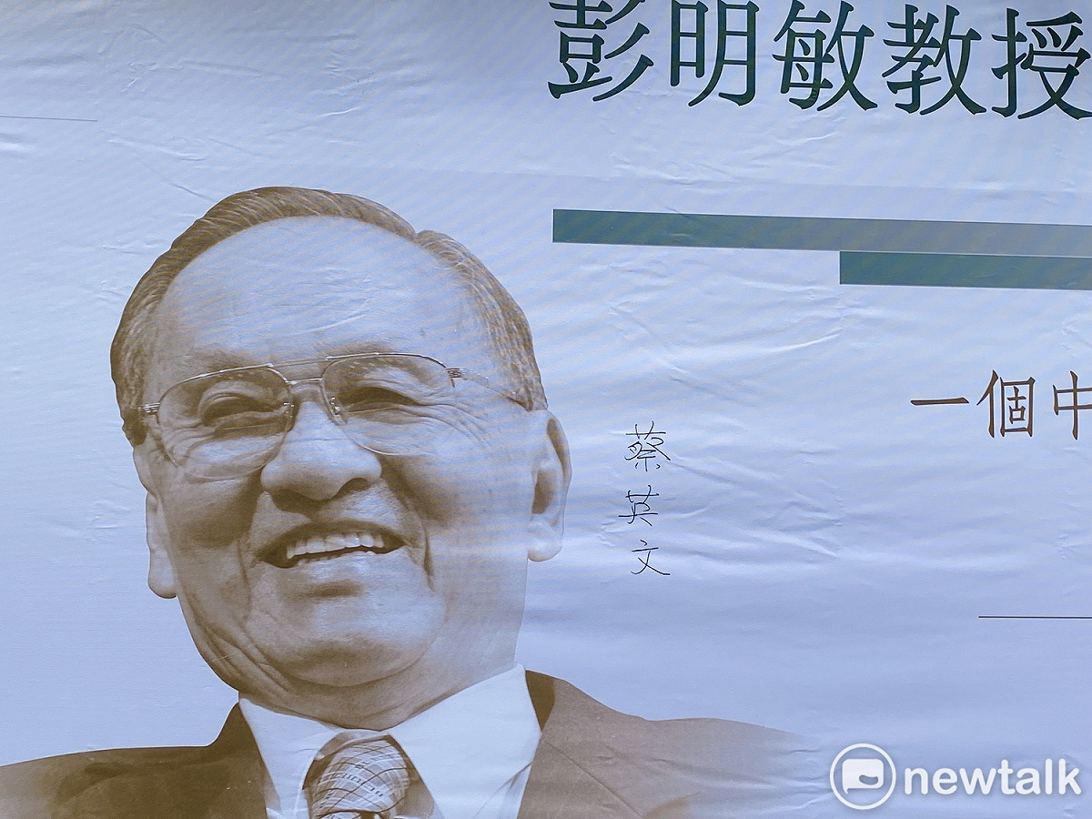 蔡英文總統在總統府前資政彭明敏百歲紀念禮拜看板上簽名。 圖：周煊惠 / 攝