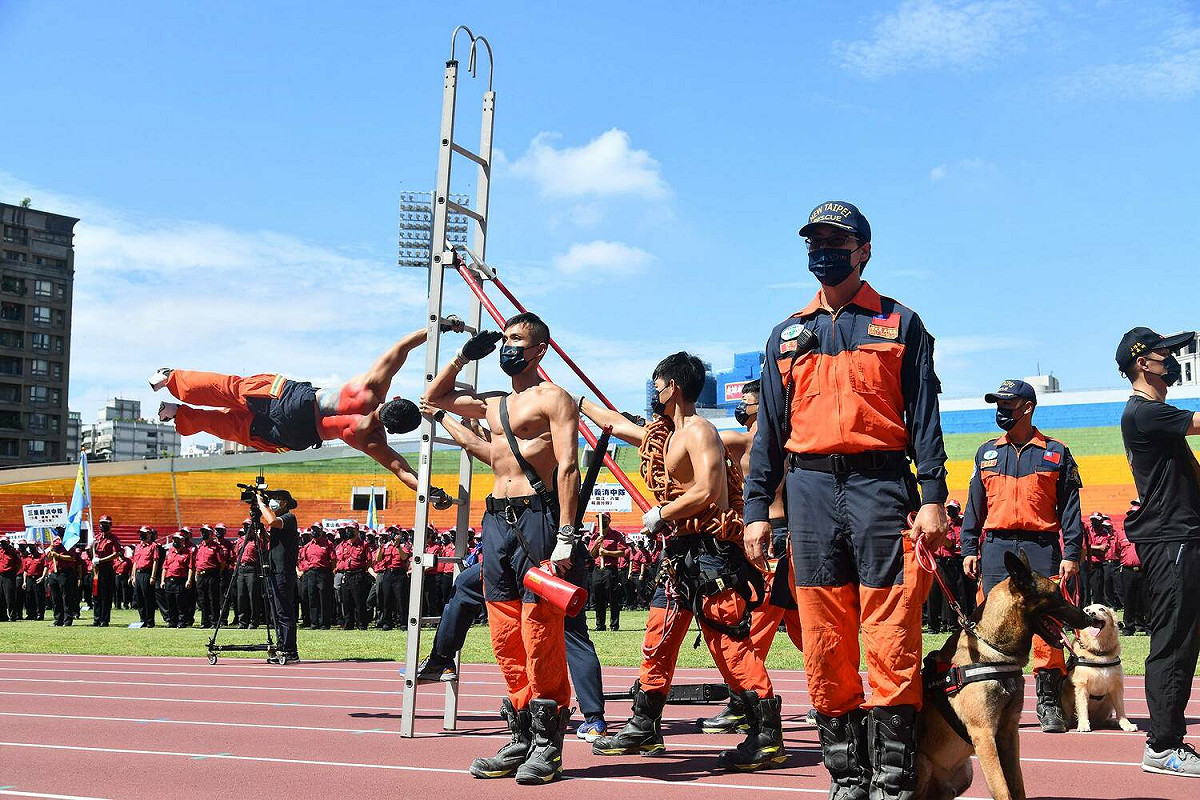 雖然天氣炎熱，消防人員及義消、民間救難團體仍精神抖擻、士氣高昂。 圖：新北市新聞局提供