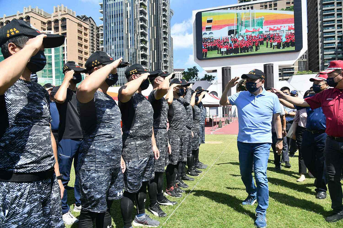 市長侯友宜及義消總隊長蔣根煌親臨校閱。 圖：新北市新聞局提供