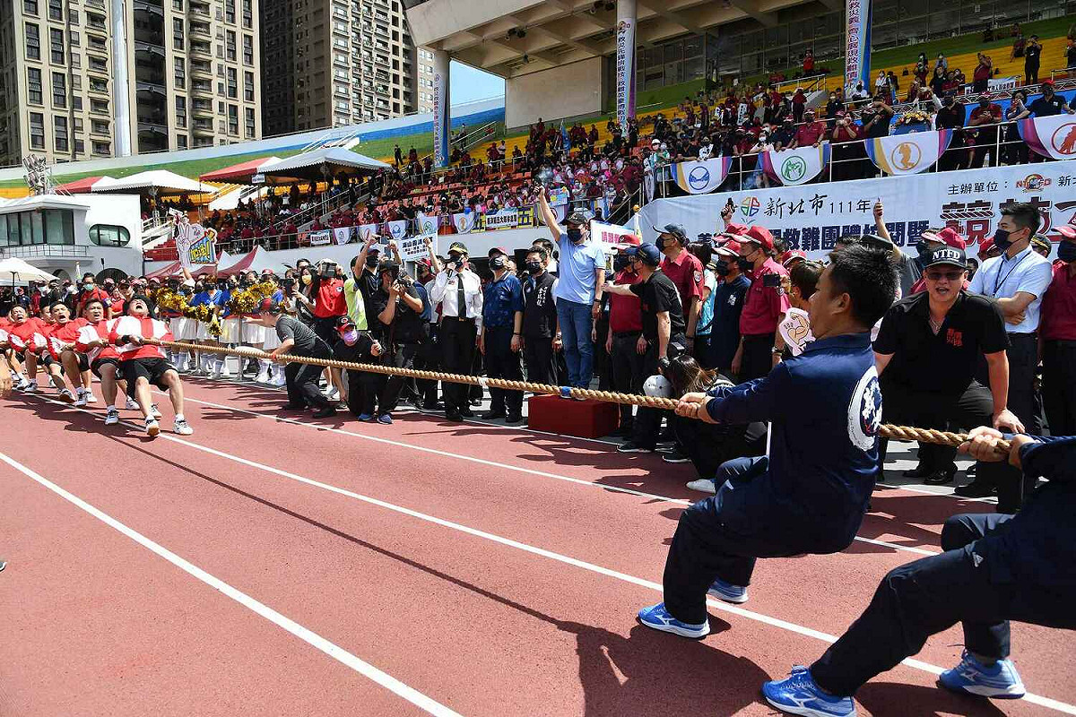 侯友宜為拔河比賽鳴槍。 圖：新北市新聞局提供
