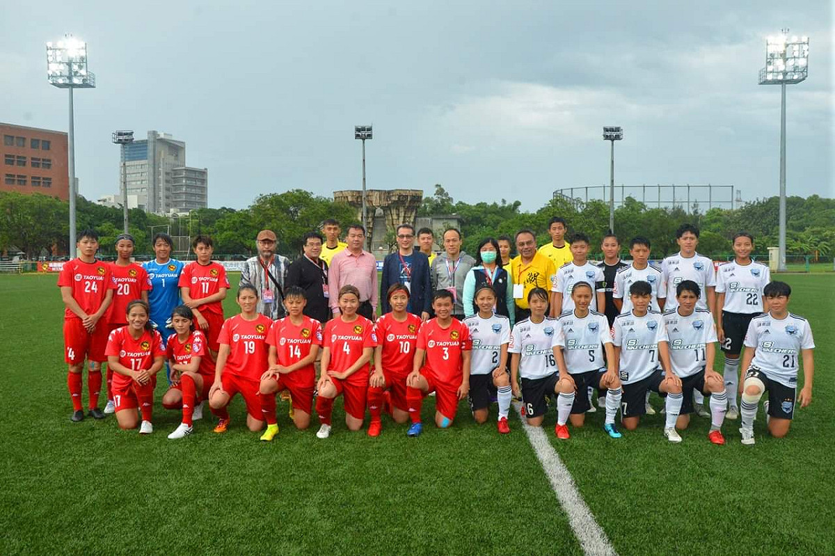 桃園市長參選人鄭運鵬過去出席 2020 台灣木蘭足球聯賽 圖：台灣木蘭足球連賽臉書