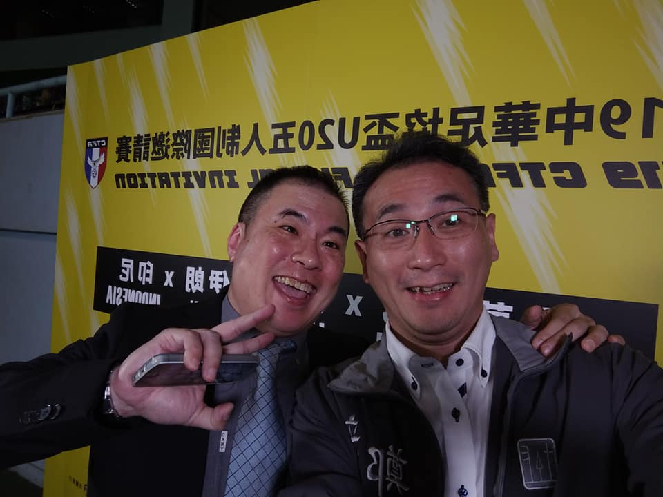 鄭運鵬過去就十分熱愛足球，圖為鄭運鵬(右)與友人出席 2019 中華足協盃 U20 五人制國際邀請賽  圖:：翻攝自鄭運鵬臉書