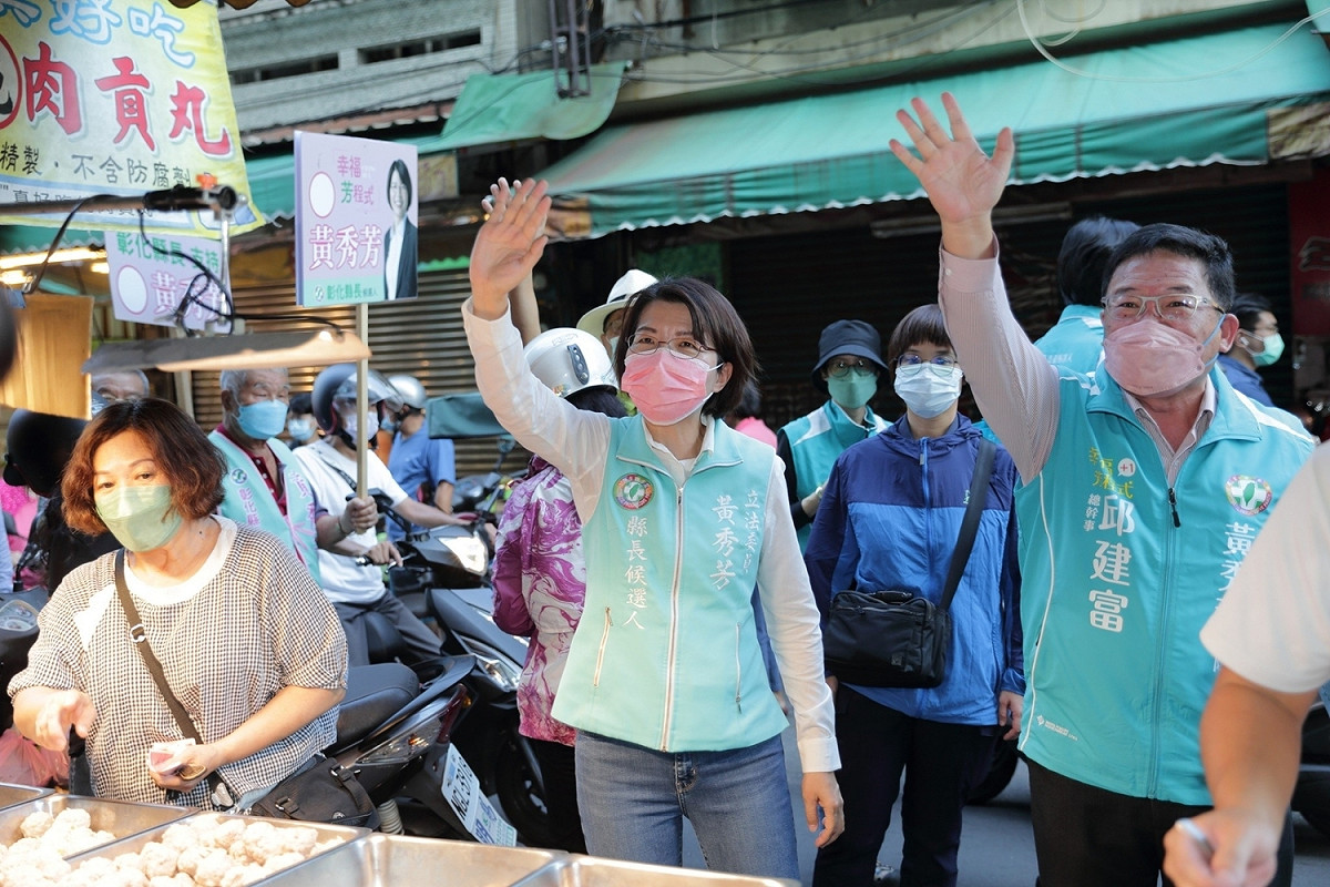 邱建富（右）確定出任競選總幹事，陪同黃秀芳掃街。 黃秀芳競選總部/提供