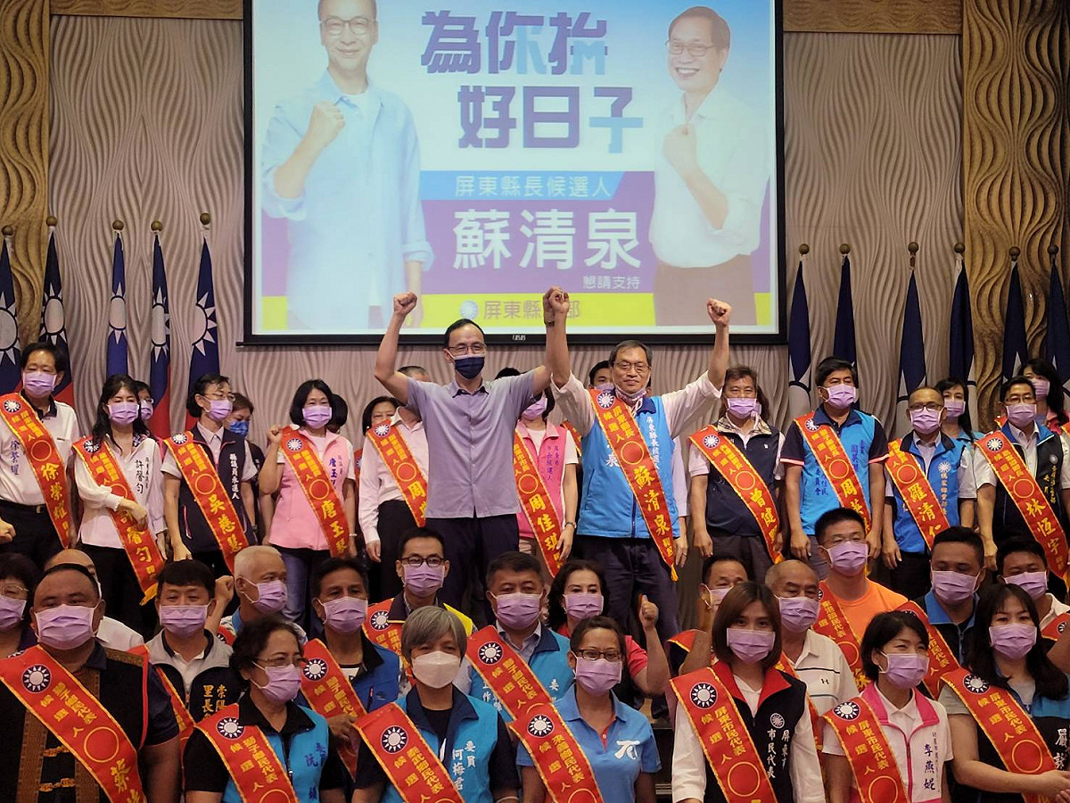 朱立倫南下屏東為提名人披掛彩帶。 圖：蘇清泉競辦提供