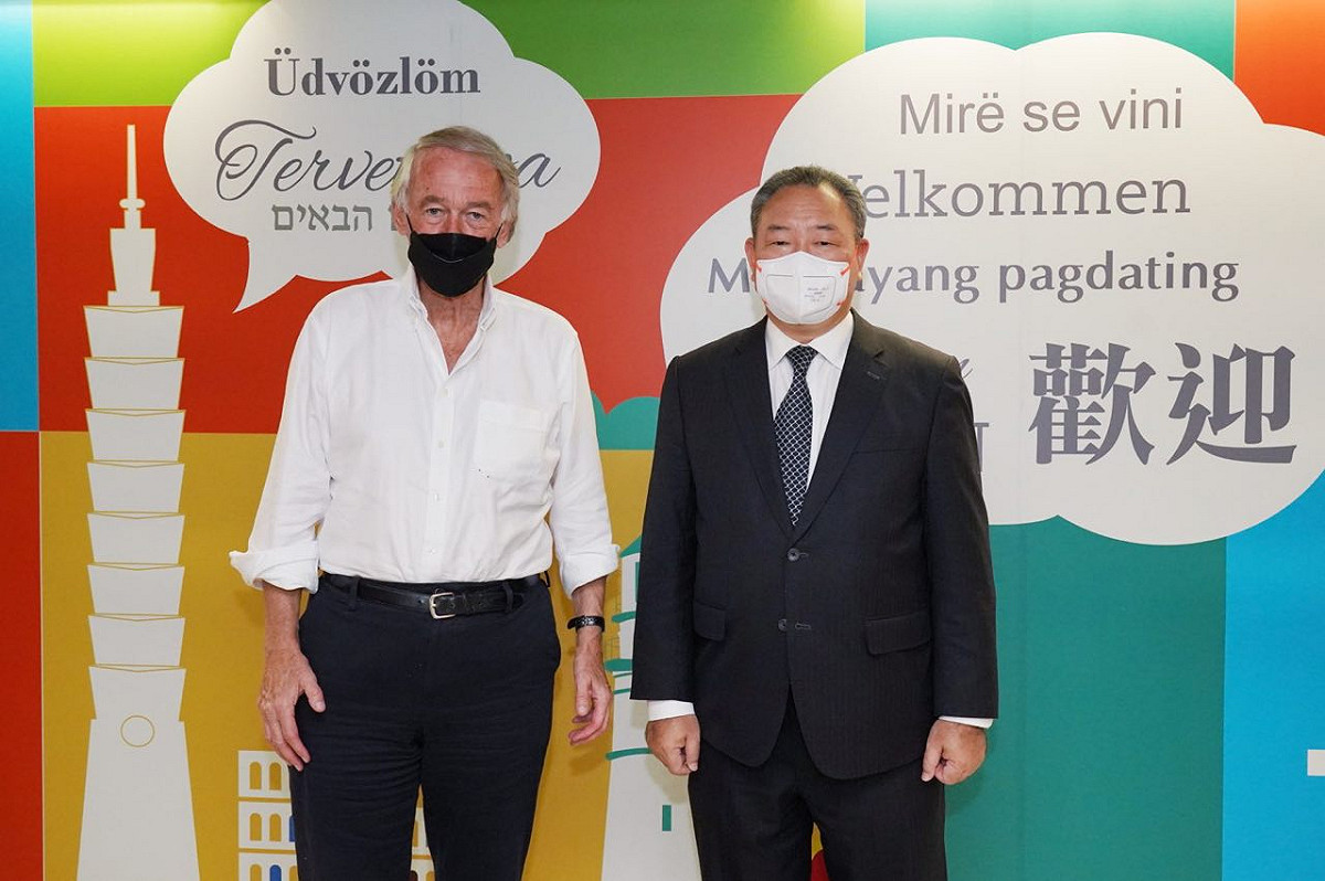 外交部常務次長俞大㵢在桃園機場迎接參院外委會亞太小組主席馬基（Ed Markey）。