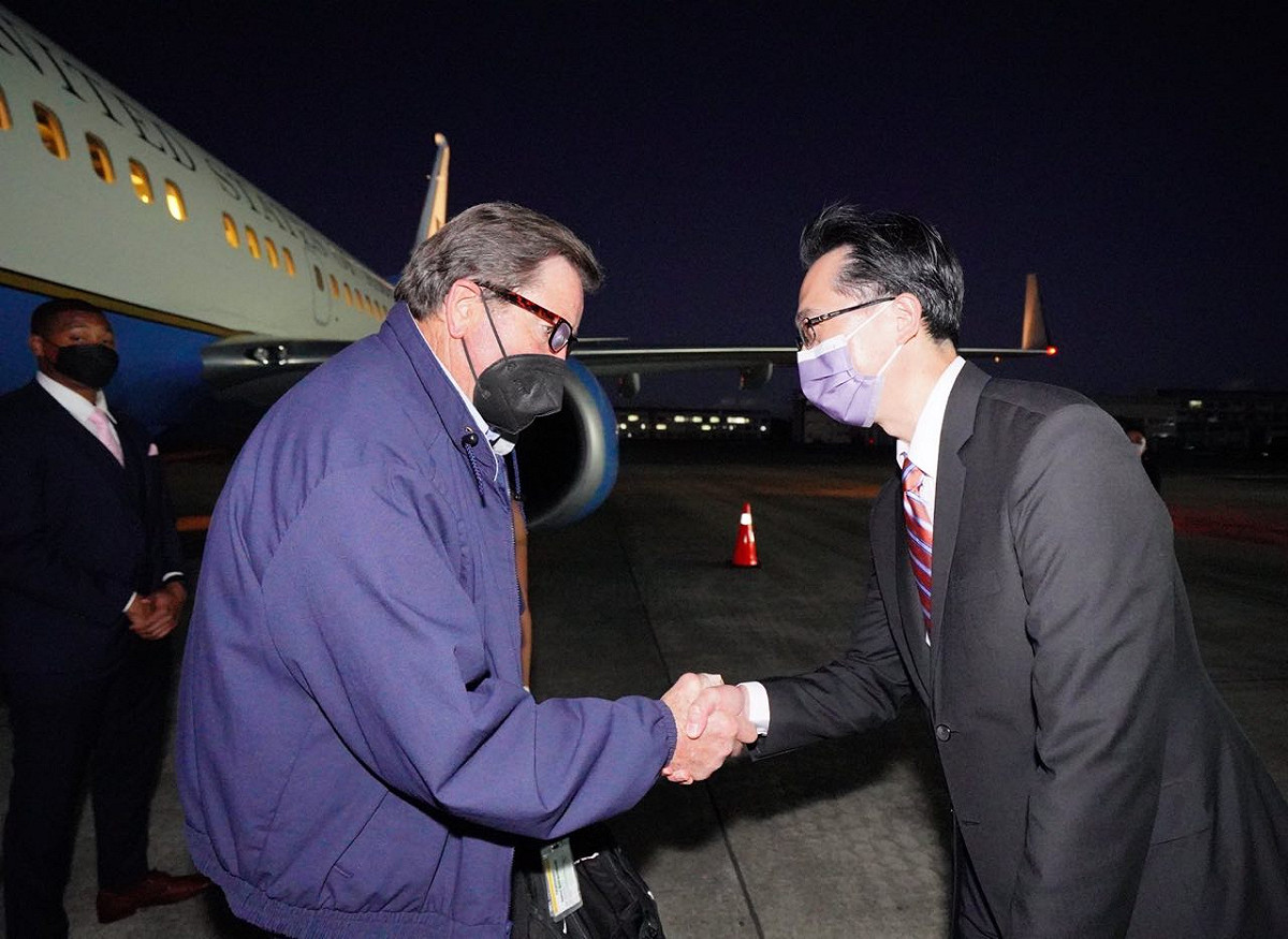 外交部北美司司長徐佑典在松指部歡迎聯邦眾議員加勒曼帝（John_Garamendi,_D-CA）。 圖：外交部提供