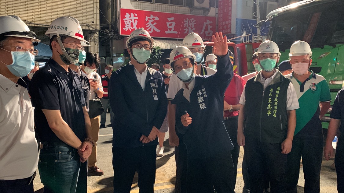 陳其邁(左二)現場聽取林欽榮(右三)報告。 圖：高雄市政府提供