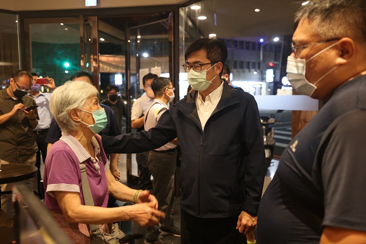 陳其邁(右二)現場慰問受災戶。 圖：高雄市政府提供