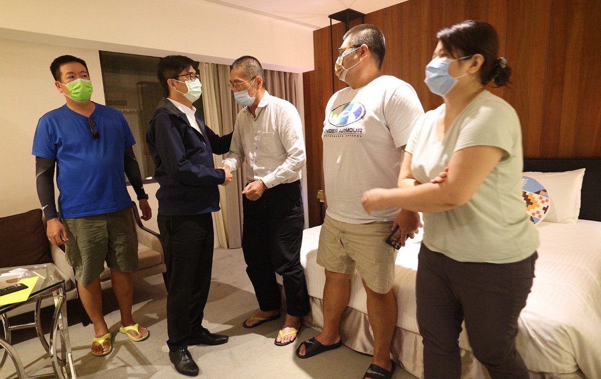 陳其邁(左二)至旅店慰問受災戶。 圖：高雄市政府提供