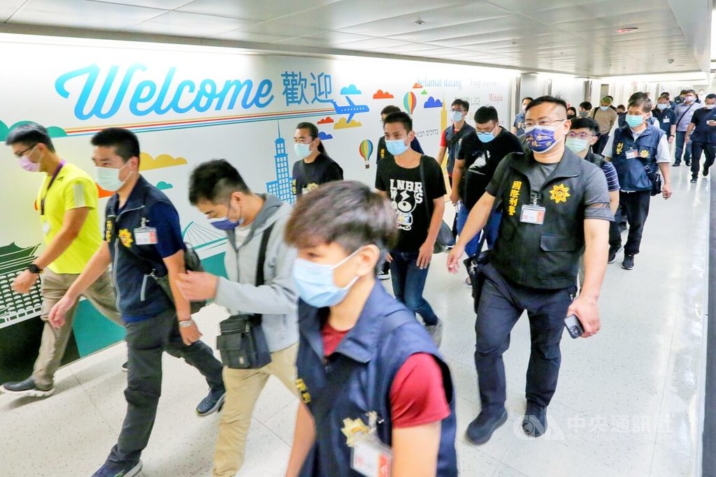 警政署刑事警察局副局長黃家琦表示，外交部駐泰代表處14日接獲泰國政府通報，有12名台籍民眾自柬埔寨入境泰國，疑似為人口販運案件，立即通報台灣駐泰代表處派員共同查證，發現其中3人是向警方報案遭人口販運的被害人，立即協請泰國政府協助處理。 圖：中央社提供