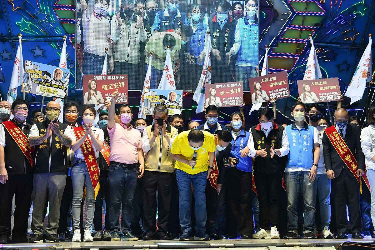 侯友宜由周勝考等黨籍民代陪同出席板橋區雲林同鄉會會員大會，向會員們90度鞠躬致敬。 圖：新北市政府提供