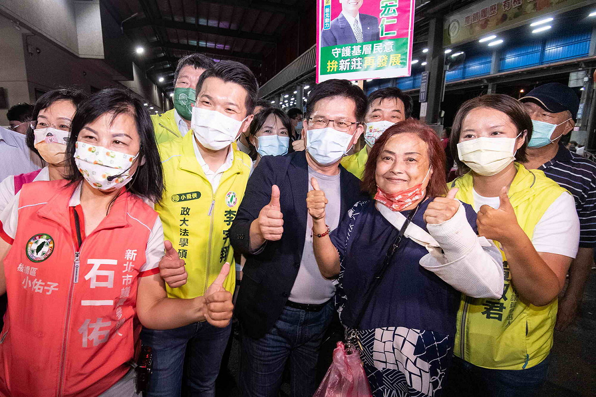 林佳龍由市議員參選人黃淑君（右一）等黨籍從政同志陪同，熱情參加板橋區雲林同鄉會會員大會。 圖：林佳龍競辦提供