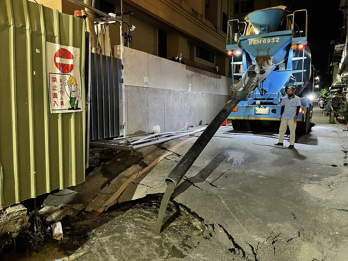 現場灌注地下水。 圖：高雄市工務局提供