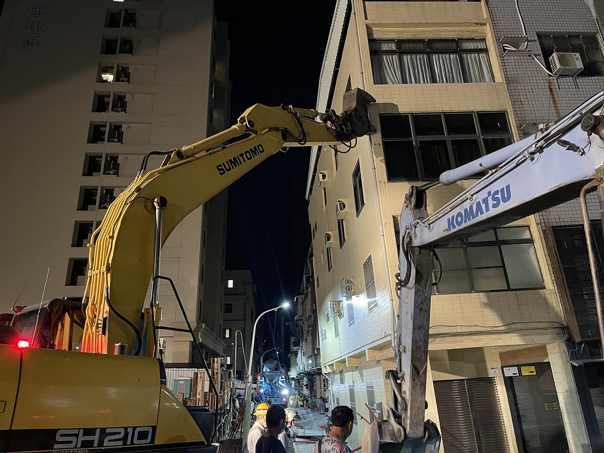 怪手暫時撐住傾斜的危樓。 圖：高雄市工務局提供