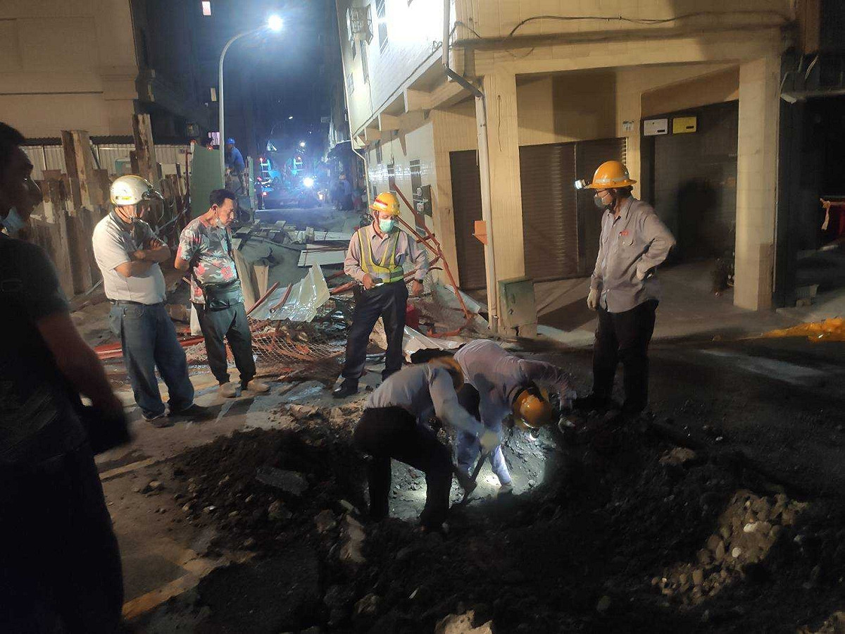 台電漏夜全力槍修，受損戶已全數恢復供電。 圖：高雄市工務局提供