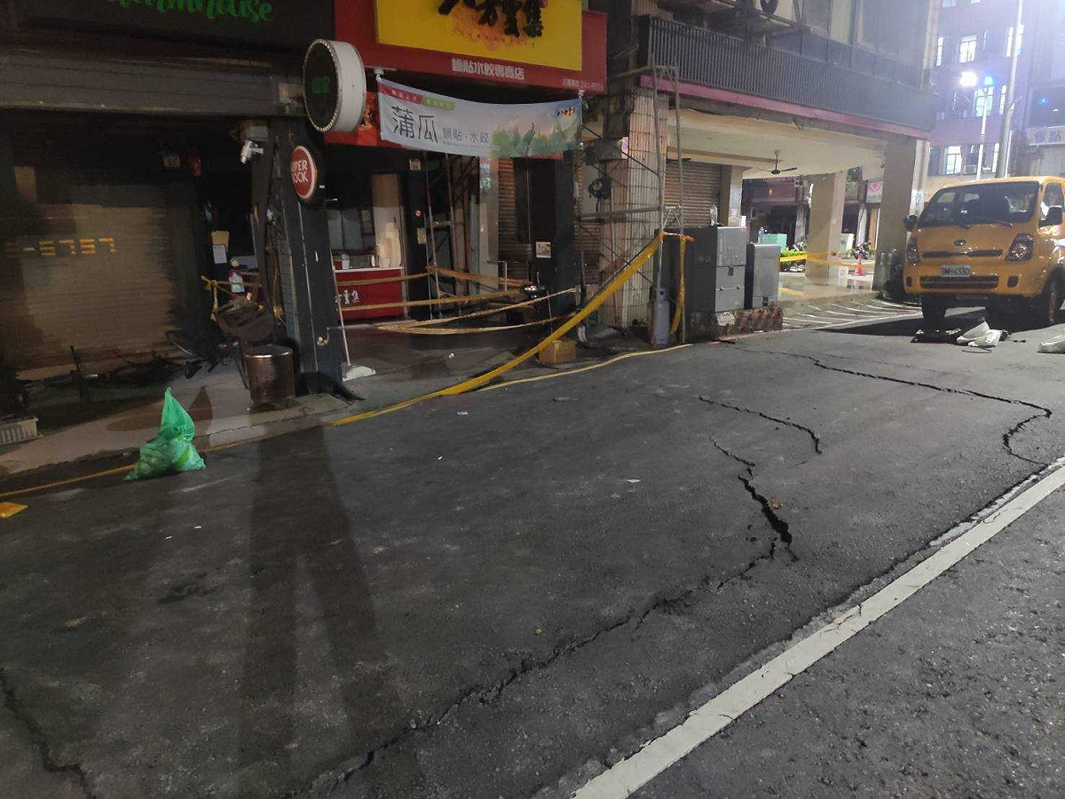 受波及傾斜的危樓難逃拆除命運。 圖：高雄市工務局提供