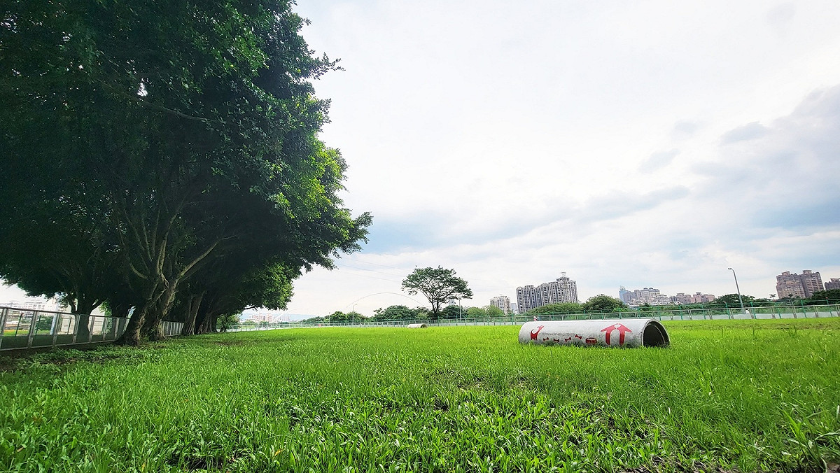 新莊寵物公園-讓毛小孩們冒險玩樂的混凝土管。 圖：新北市水利局提供