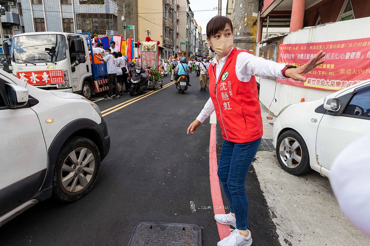 民進黨新竹市長參選人沈慧虹（前）在臉書po出她「交通魂上身」紀錄，引起網友討論。 圖：翻攝自沈慧虹臉書