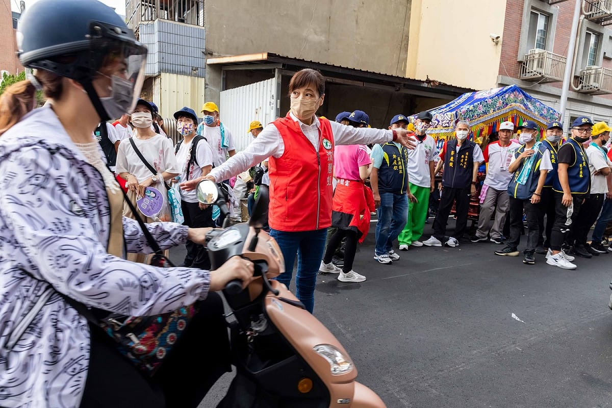 新竹市前副市長沈慧虹（穿紅背心者）是交通專業長才，在竹市街頭看到交通堵塞，不假思索就上前協助導引交通動線。 圖：翻攝自沈慧虹臉書