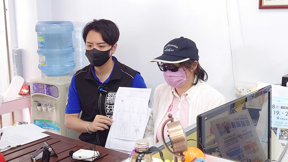 羅廷瑋陪同受害女童家長召開記者會。 羅廷瑋/提供