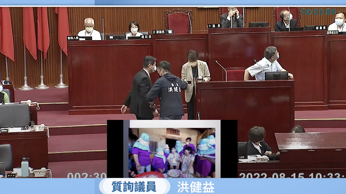 台北市議員洪健益今天特別準備澎湖名產黑糖糕給辛苦留守台北的副市長黃珊珊。 圖：翻攝直播畫面