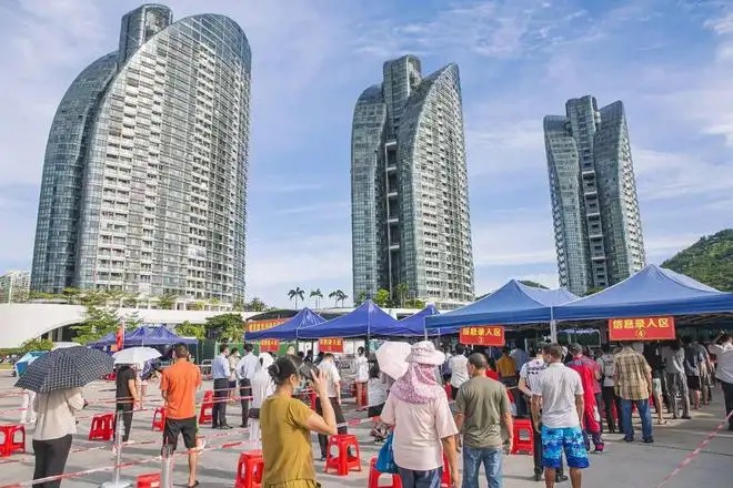 三亞實施封城，民眾排隊做核酸檢查。