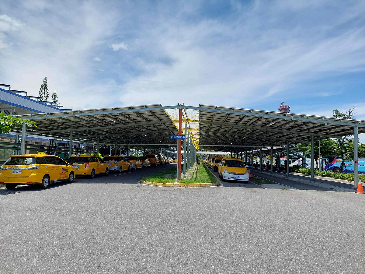 台東站區建物屋頂及計程車排班區規劃設置太陽光電棚架。 圖：交通部台灣鐵路管理局/提供
