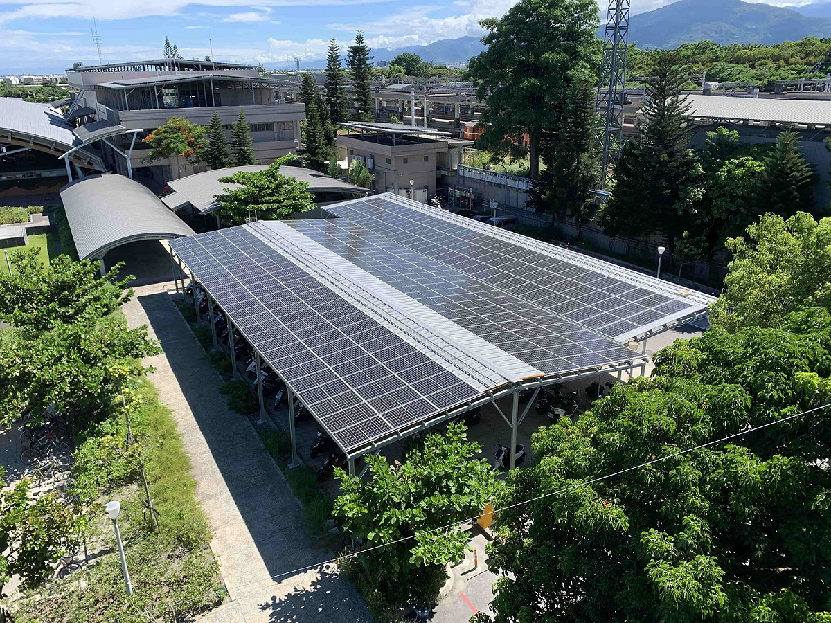在收費機車停車場設置太陽光電棚架並於下方加裝省電照明裝置，能夠提升安全性及使用率。 圖：交通部台灣鐵路管理局/提供