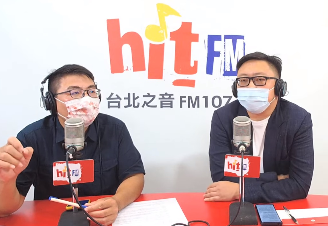 滿志剛透露，余正煌提告的第一波名單，就是自稱多所旅美大學教授的帳號「翁達瑞」，以及插畫家「謝立聖」。 圖:翻攝自hitfm黃揚明嗆新聞YouTube