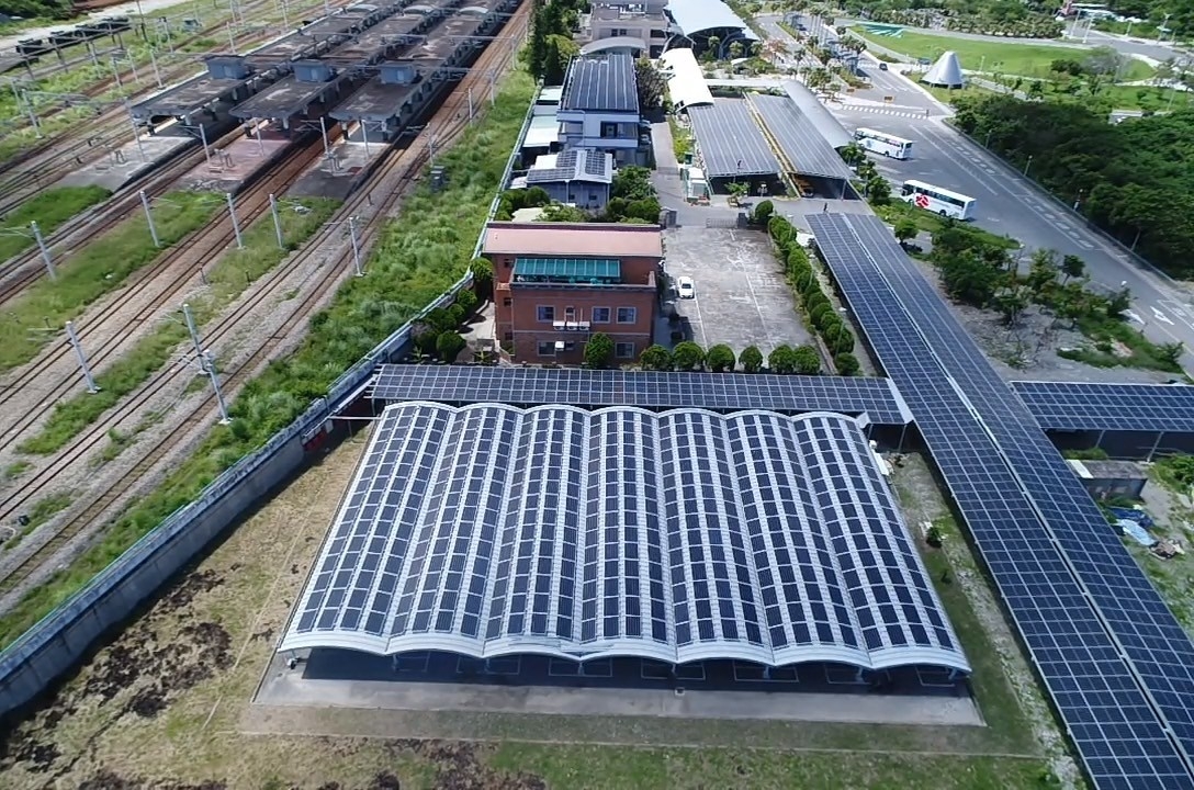 台東車站站區成為全國首例的綠電車站。 圖：交通部台灣鐵路管理局/提供