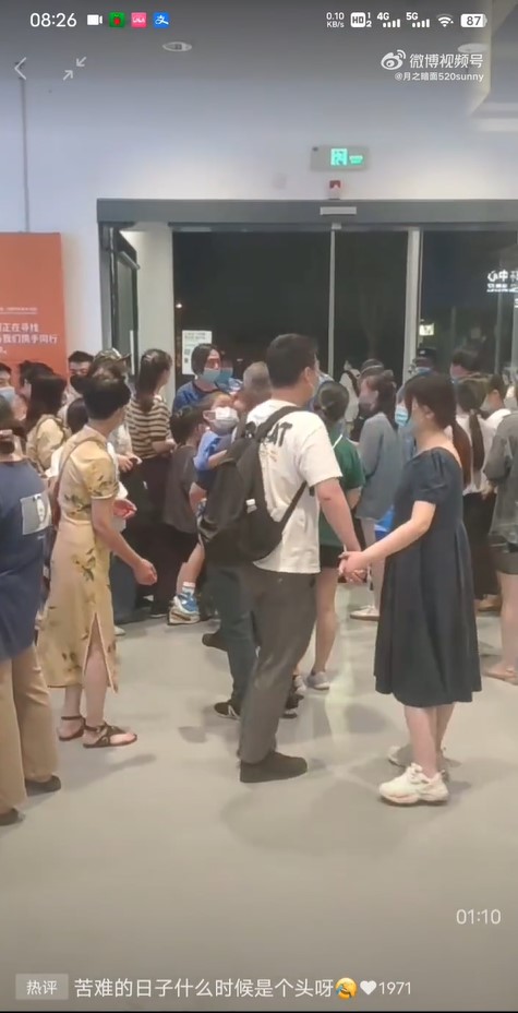 微博影片指出，上海徐匯區 IKEA 的顧客因擔心被隔離，而推擠擋在入口的警衛，欲逃出賣場。