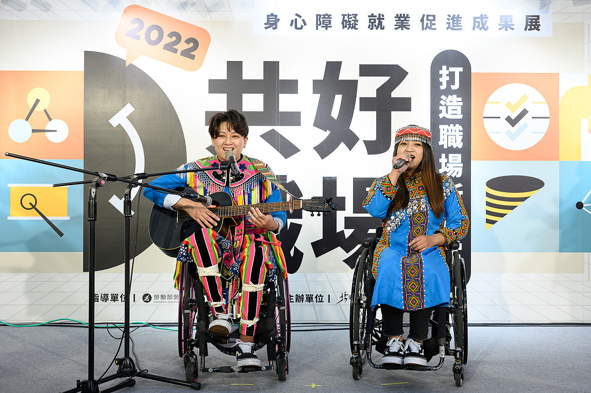 開場邀請「能量天使」感動獻唱。阿寶（左）、方羚（右）。 圖：新北市勞工局提供