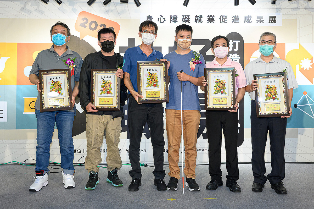 新北市勞工局今日表揚44身障就業促進單位，籲更多企業提供身心障礙者就業機會。 圖：新北市勞工局提供