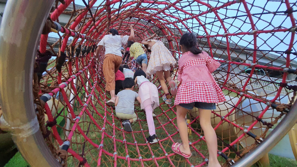 帶著小孩來聽團，也不用怕沒地方蹓小孩！攀爬網、攀爬座等多種遊具，適合親子家庭前來同樂。